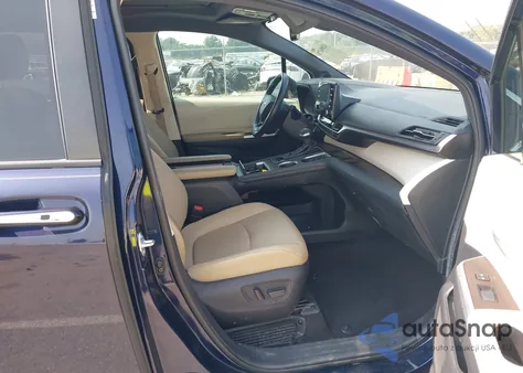 2021 Toyota Sienna Xle z USA, uszkodzony, nr VIN 5TDJRKEC0MS018543